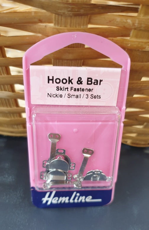 Skirt hook bar